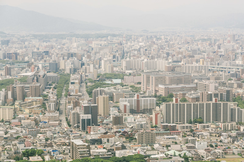 福岡空港から飛び立つ旅客機から見た市街地